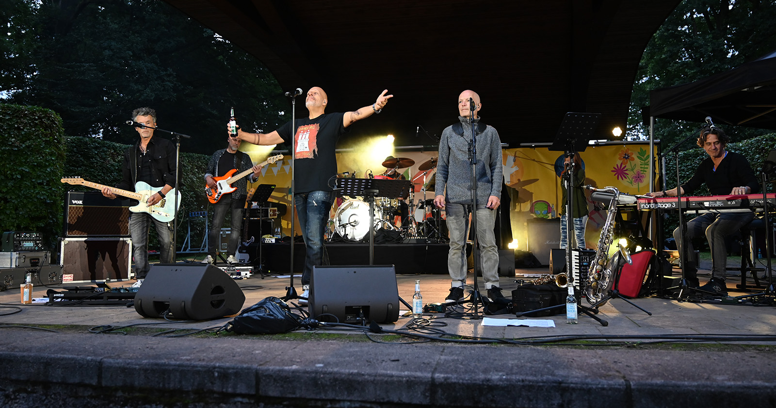 Lotto King Karl und die Barmbek Dream Boys leißen das Publikum auf der Freilichtbühne in Harburg feiern - 8. Sommer im Park-Festival auf der Harburger Stadtparkbühne. Hamburg, der 25.07.2025