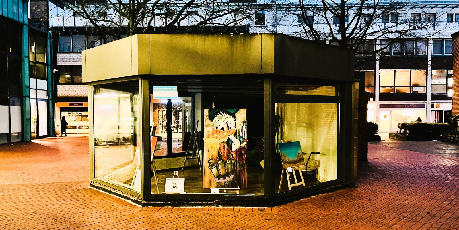 Jahrelang stand der Pavillon am Lüneburger Tor leer, jetzt wird hier Kunst gezeigt. Foto: Christian Bittcher