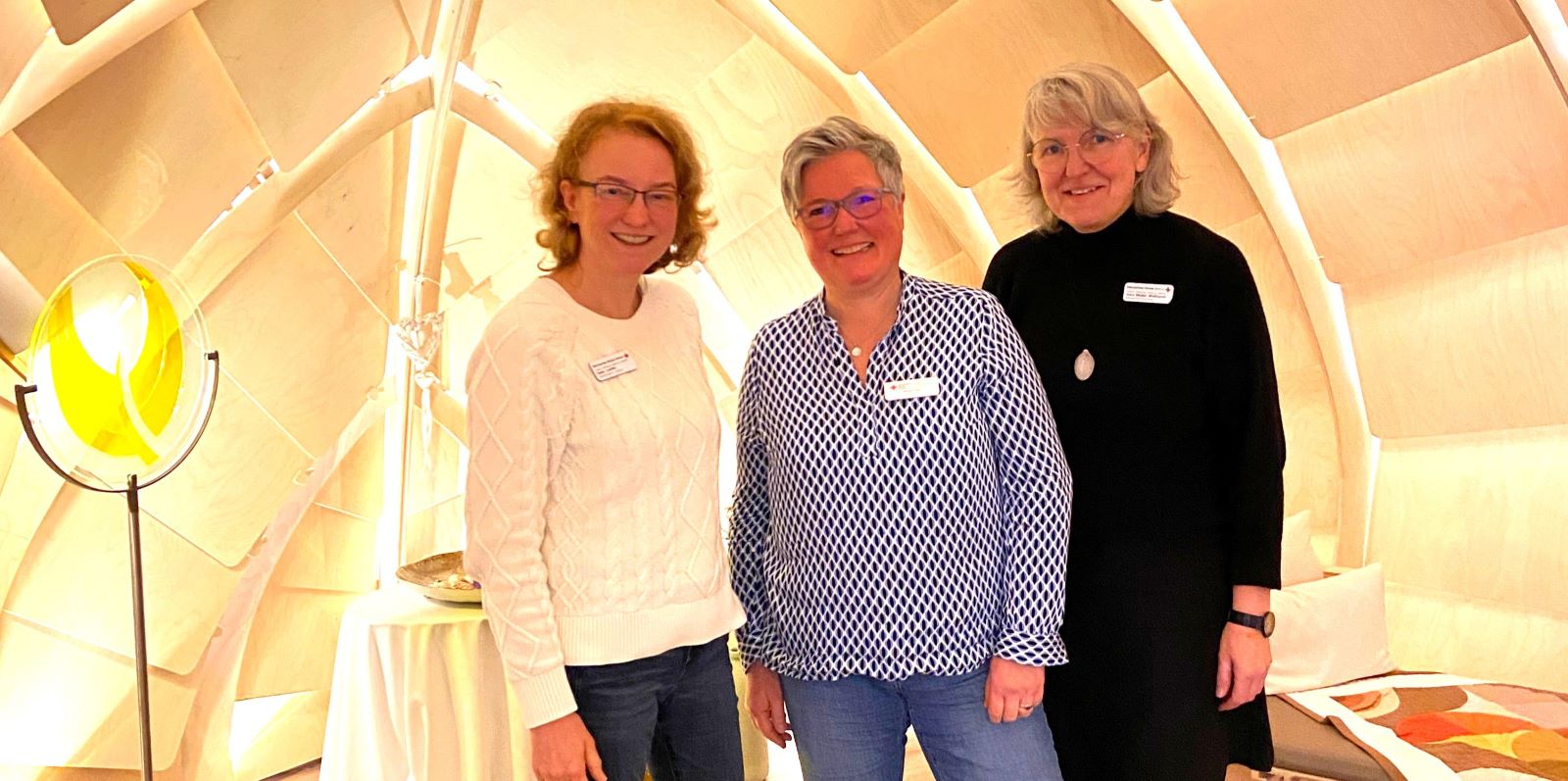 Seelsorgerin Hella Lemke (v. l.), Hospizleiterin Britta True und Pflegedienstleiterin Vera Müller-Wallbaum im "Raum der Stille" im DRK-Hospiz Credit: DRK Harburg
