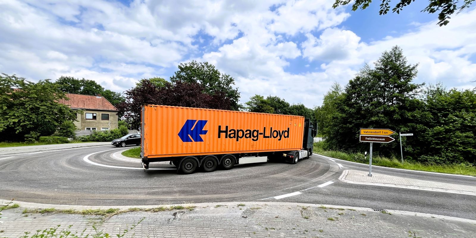 Wieder freie Fahrt am Ehestorfer Kreisverkehr für Autos und Lkw. Foto: Christian Bittcher Freie Fahrt am Kreisverkehr.