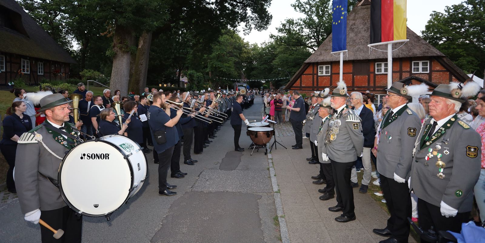 Böllerschüsse und Zapfenstreich: Auftakt für das Marmstorfer Vogelschießen