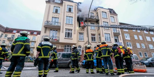 Feuer in einem Wohnhaus im 3 OG in der Breitenfelder Strasse. Foto: Marius Roeer Feuer in einem Wohnhaus im 3 OG in der Breitenfelder Strasse