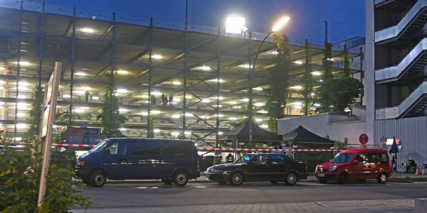 Für die Dreharbeiten war am Parkplatz an der Theodor-York-Straße bereits alles vorbereitet, als der Regen begann. Foto: André Lenthe Fotografie Binnenhafen: Dreharbeiten zur "Nachtschicht" fielen ins Wasser