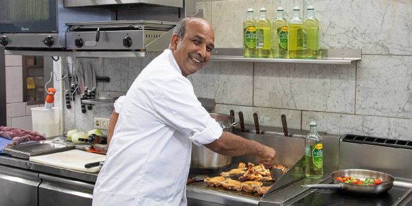 Kethees ist zufrieden mit dem Geschäft nach der Wiedereröffnung. Foto: André Zand-Vakili Kethees