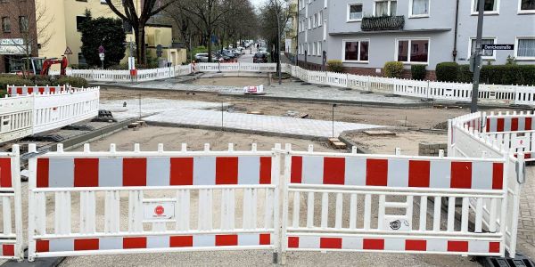 Gut zu erkennen: Die Fahrbahn der Denickestraße ist nur noch einspurig und die Fußgängerwege gehen über die Fahrbahn und sind breit gepflastert. Foto: Christian Bittcher Knoten für Veloroute 11 fast fertig: Fahrradstraße nimmt Gestalt an