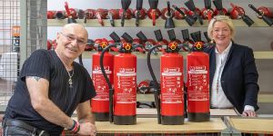 Große Freude über einen Scheck für unfallgeschädigte Kinder