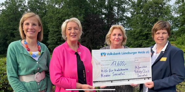 Sonja Bausch, Nicole Maack und Silke Flathmann von Rotary Seevetal mit Anette Kosakowski von dem Verein Hilfe für krebskranke Kinder Seevetal (v.l.) Foto: pr Ein dicker Scheck von Rotary Seevetal für Hilfe für krebskranke Kinder