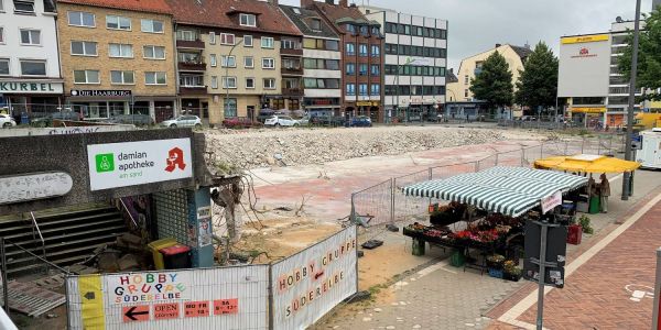 Lange Zeit nichts passiert: Die Baustelle neben der Fläche des Harburger Wochenmarktes. Foto: Christian Bittcher Ex-Bolero-Fläche: Nach monatelangem Stillstand erfolgt der Baubeginn