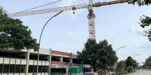 Kran an der P+R-Anlage: Startschuss für zusätzliche Parkebene