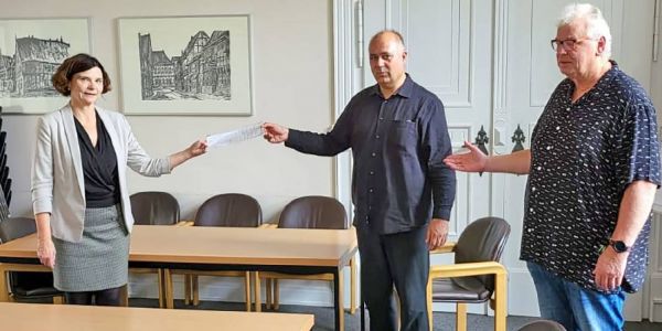 Die Übergabe der Unterschriften durch Frank Wiesner an die Bezirksamtsleiterin. Foto: Privat Anwohner wenden sich gegen Projekt der Polizei am Großmoordamm