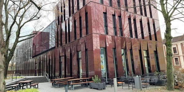 Ein Neubau für die TUHH: Die Technische Universität Hamburg hat feierlich das neue „Zentrum für Studium und Promotion“ (ZSP) auf dem Campus in Harburg eröffnet. Foto: Christian Bittcher Ein Neubau für die TUHH: Eröffnung des Zentrums für Studium und Promotion