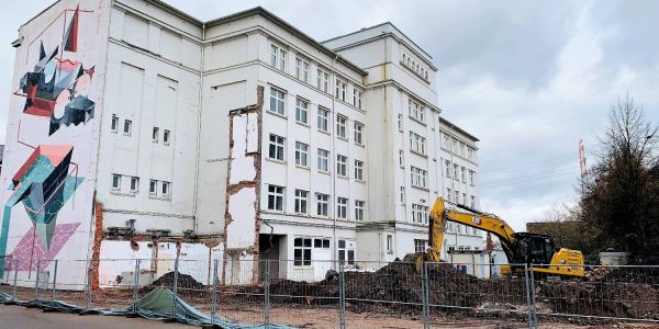 Harburger Schloßstraße 20: Abrissarbeiten auf der Rückseite der Thörl-Villa. Foto: Christian Bittcher Abriss im Binnenhafen: Neuer Anbau für die Thörl-Villa in der Schloßstraße