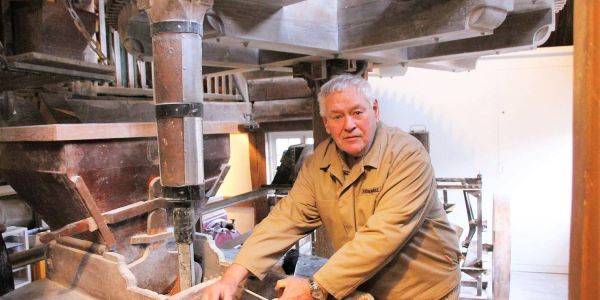Müllermeister Franz Rosenkranz arbeitet mit seinen 76 Jahren ehrenamtlich jede Woche im Mühlenmuseum Moisburg. Foto: FLMK Ein Leben für die Wassermühle: Franz Rosenkranz ist Müller im Ehrenamt
