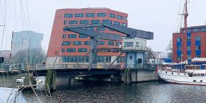 Behinderungen: Lotsekanal-Klappbrücke für einen Tag gesperrt