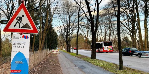 Zwischen Altem Friedhof und Vogelhüttenberg haben jetzt Kabelsanierungen von Stromnetz Hamburg im Vorwege der geplanten LSBG-Maßnahme begonnen. Foto: Christian Bittcher Sanierung der Bremer Straße: Die Vorhut legt jetzt schon los