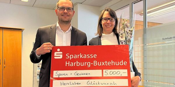 Im Beratungscenter der Sparkasse Harburg-Buxtehude in Neu Wulmstorf nahm Daniela Peters die Glückwünsche von Beratungscenterleiter Stefan Weber entgegen. Foto: Sparkasse Harburg-Buxtehude Daniela Peters im Glück: Sparkassen-Kundin gewinnt 5.000 Euro