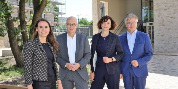 Karen Pein, Peter Tschentscher, Sophie Fredenhagen und Steffen Pekrul weihten den Quartierseingang zum Vogelkamp Neugraben ein. Foto: Christian Bittcher Quartierseingang Vogelkamp Neugraben: Einweihung mit dem Bürgermeister