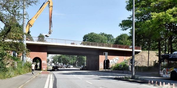 Der Abriss der Brücke über die Mengestraße verzögert sich. Foto: IBA Hamburg Brücke über die Mengestraße: Geplanter Abriss verzögert sich