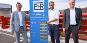 200 neue Stellplätze: Senator Anjes Tjarks eröffnet P+R-Erweiterung