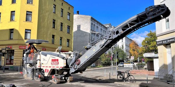 Am ersten Tag war die Asphalt-Fräse im Einsatz. Meter für Meter wurde die alte Deckschicht mit lautem Getöse entfernt. Foto: Christian Bittcher Einsatz für die Asphaltfräse: Die Hohe Straße bekommt neuen Straßenbelag