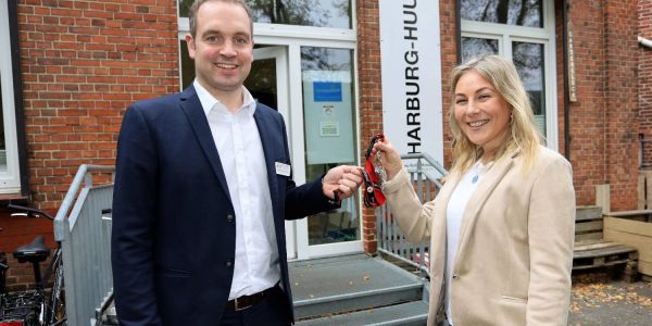 Schlüsselübergabe vor dem Harburg-Huus: Rosa Schlottau folgt auf Thorben Goebel-Hansen. Foto: Christian Bittcher Staffelübergabe im Harburg-Huus: Rosa Schlottau hat die Leitung übernommen