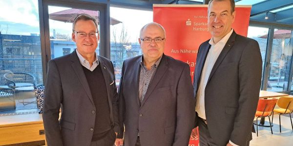 Axel Gedaschko, Präsident der GdW (v.l.), Bernd Meyer, Leiter Kompetenzcenter Bauträger und Immobilieninvestoren, und Andreas Sommer, Vorstandsvorsitzender der Sparkasse Harburg-Buxtehude. Foto: Sparkasse Harburg-Buxtehude Business-Frühstück: Axel Gedaschko zu Gast bei der Sparkasse