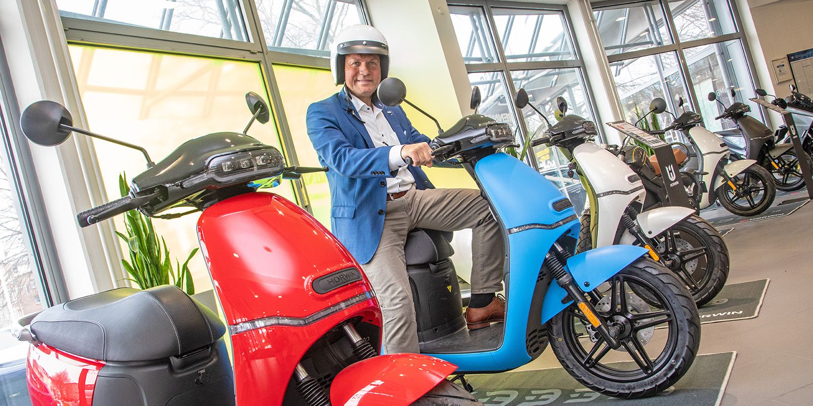 Filialleiter David Breuer auf einem der neuen Motorroller. Foto: zv Filialleiter David Breuer auf einem der neuen Motorroller. Foto: zv