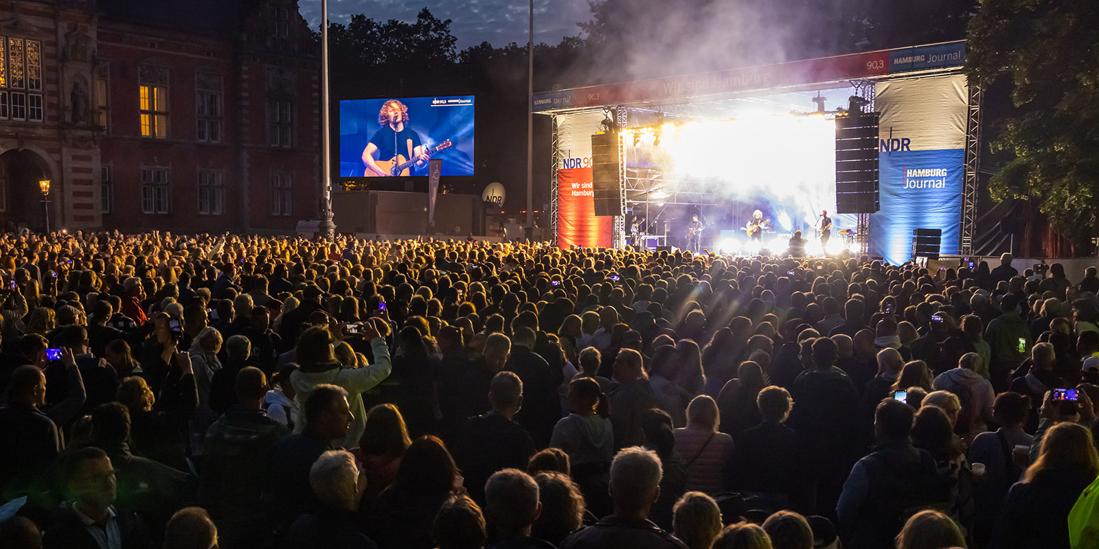 Partystimmung trotz Schmuddelwetters auf dem Harburger Rathausplatz