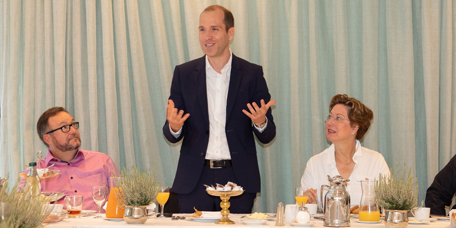 Dennis Thering: Rundumschlag gegen Senat beim Frühstück des Wirtschaftsvereins