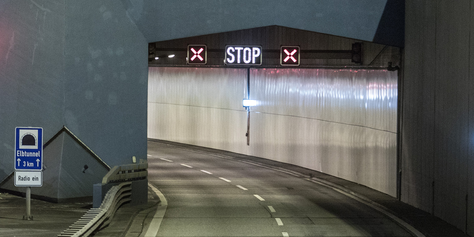 Fahrzeugbrand nach Unfall im Elbtunnel: Sechs Menschen wurden verletzt