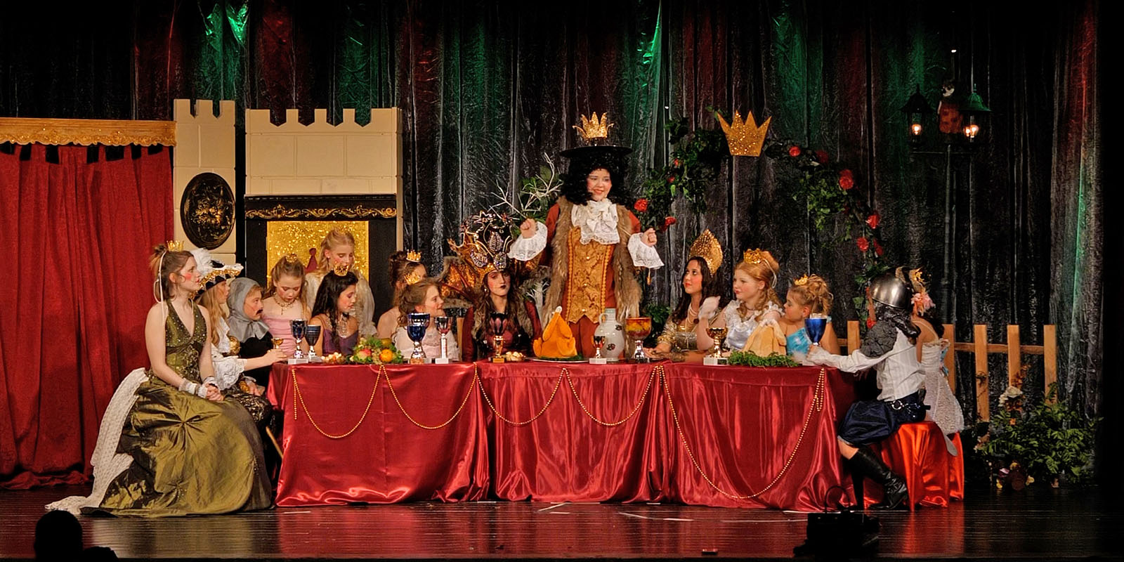 Tolle Kostüme und Bühnenbild zeichnen die theaterbegeisterten Musical Kids aus. Foto: pr