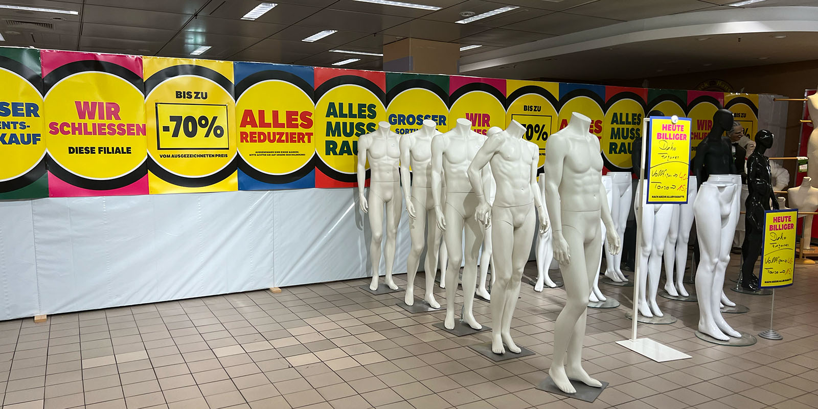 Nur noch einige Reste im Angebot: Karstadt steht unmittelbar vor der Schließung