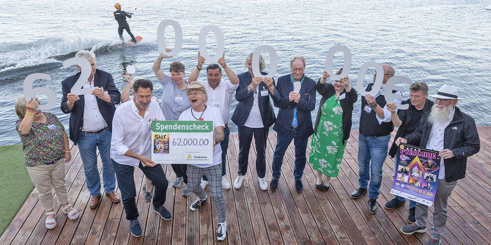 Hammer-Scheck und geile Show für das Jugendwerk unfallgeschädigter Kinder