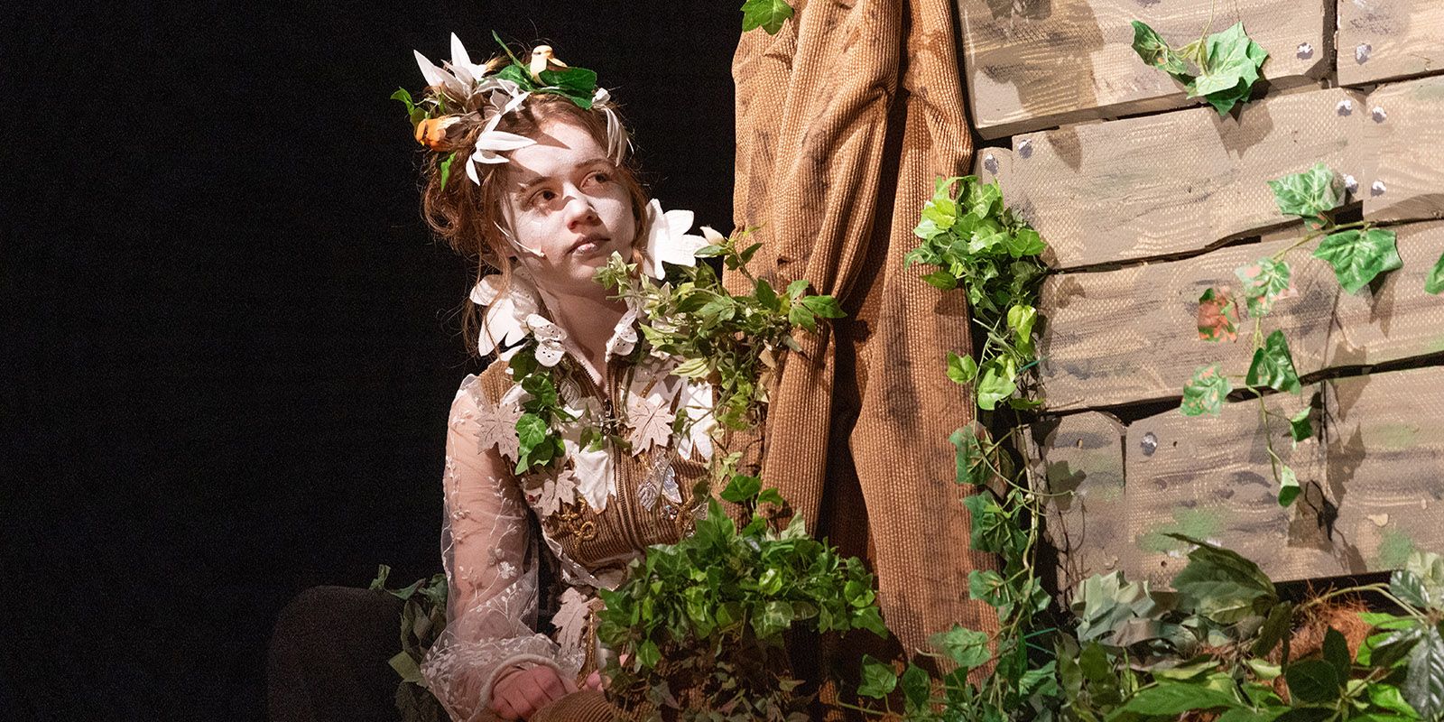 Das Baumwesen Ben, gespielt von Carla Behrens. Foto: zv