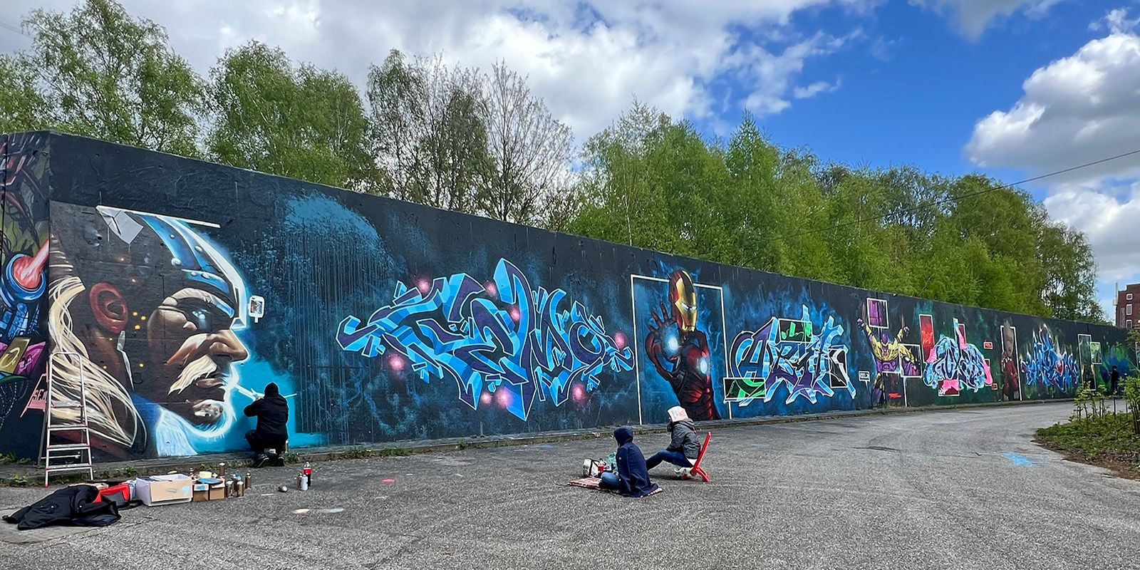 Streetart: Superhelden sind auf der Flutschutzwand zu sehen