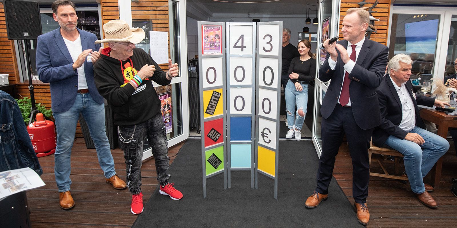 Peter Sebastian und Innensenator Andy Grote präsentierten die Spendensumme. Foto: zv Peter Sebastian und Innensenator Andy Grote präsentierten die Spendensumme. Foto: zv