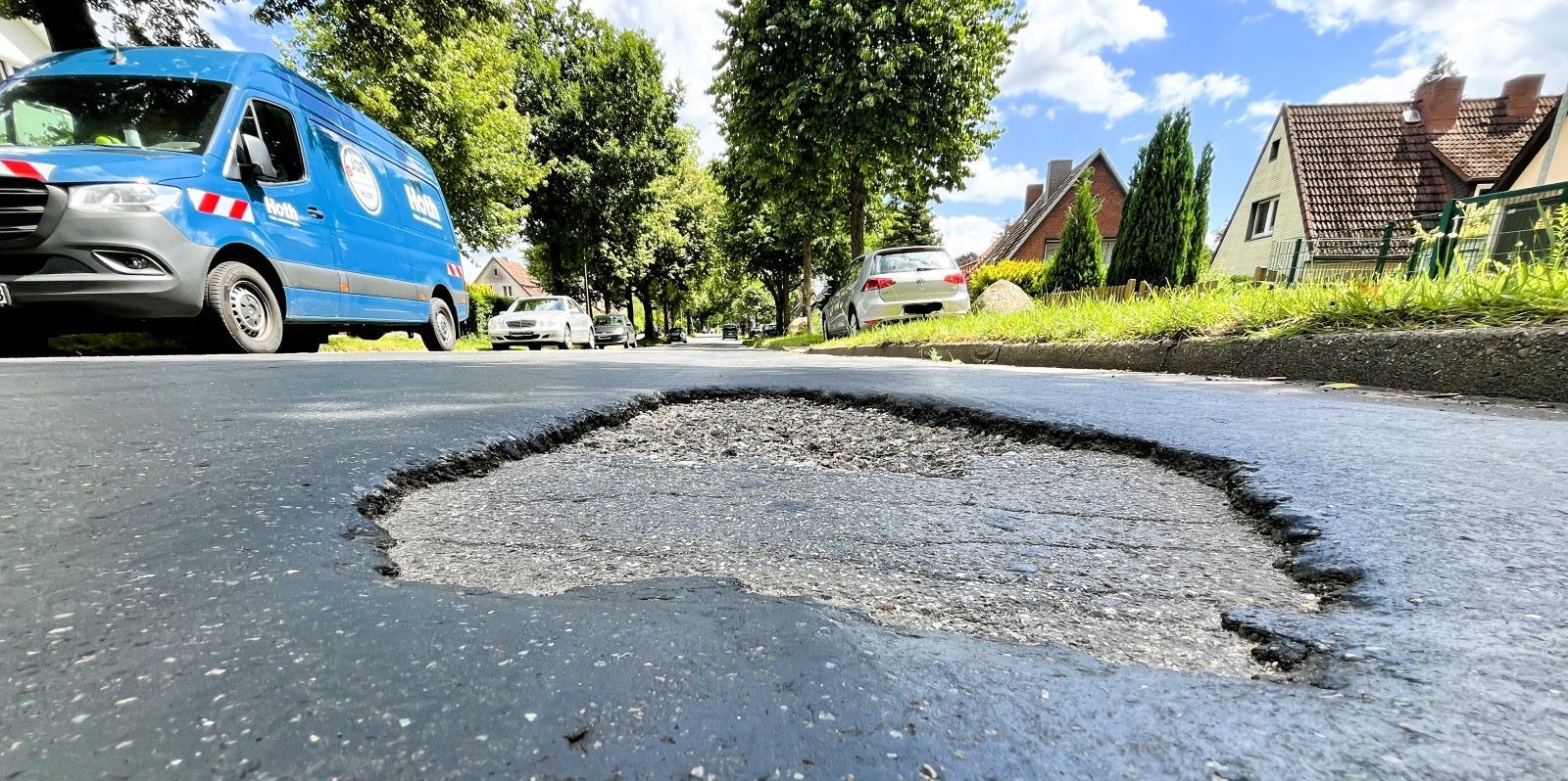 Schluss mit Hubbelpiste: Der Hainholzweg bekommt neuen Asphalt