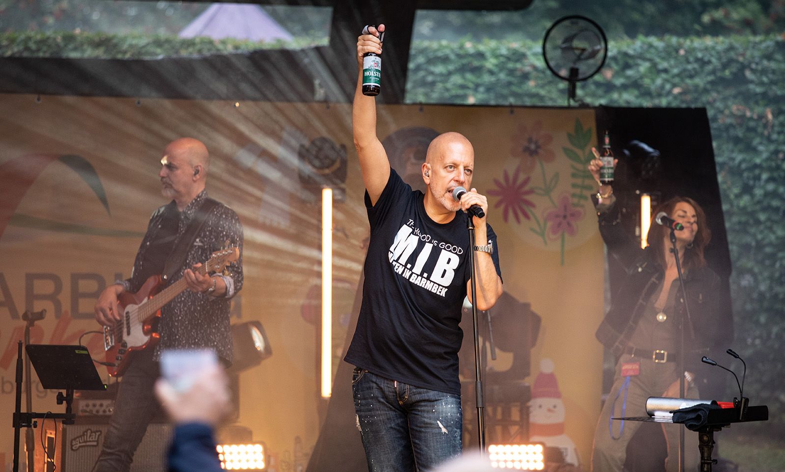 Klassiker: Mit Bier auf der Stadtparkbühne. Foto: zv