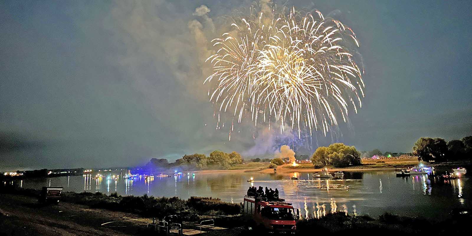 Spektakel am Deich: In Drage ließ die Feuerwehr die Elbe "brennen"