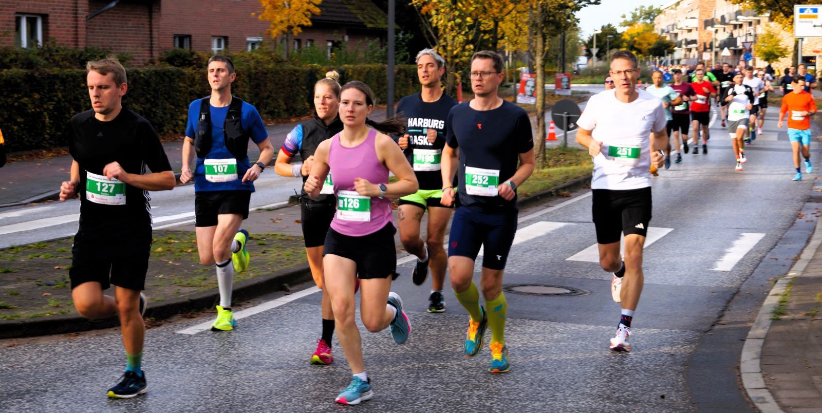 Teilnehmer des Halbmarathons kurz nach dem Start auf der Neuwiedenthaler Straße.