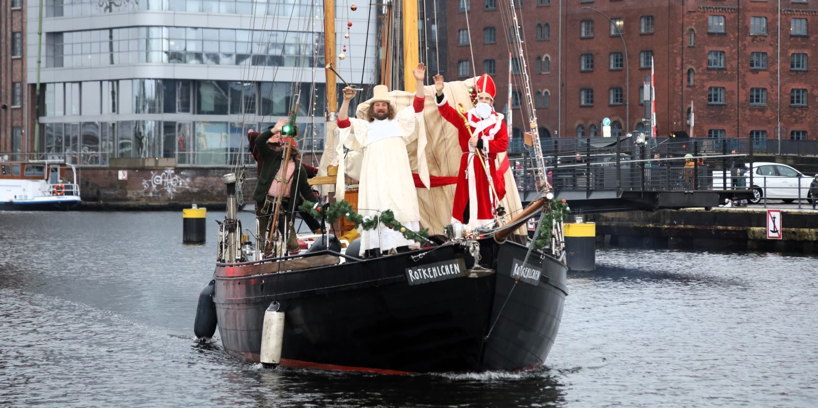 Spektakel im Binnenhafen: Nikolaus kommt mit dem Schiff nach Harburg