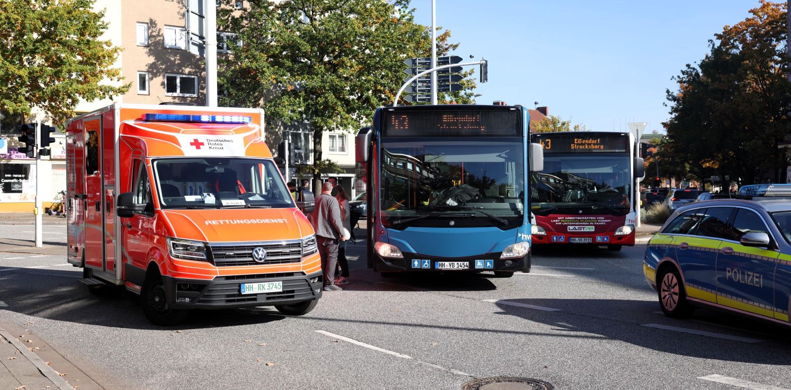Unfall zwischen Radfahrer und Linienbus sorgt für Verkehrschaos in Harburg