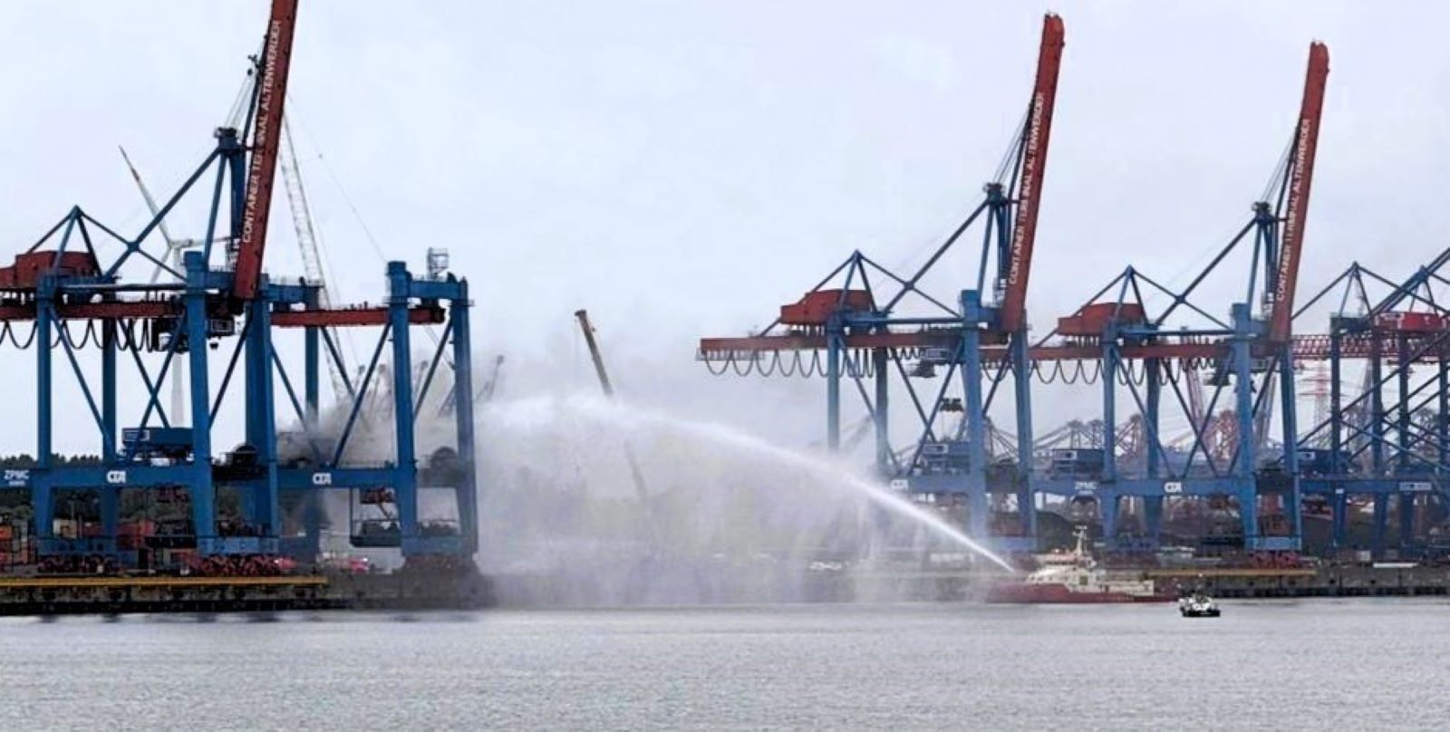 Feuerwehr-Einsatz im Container-Terminal: Kapsel eines Krans brennt