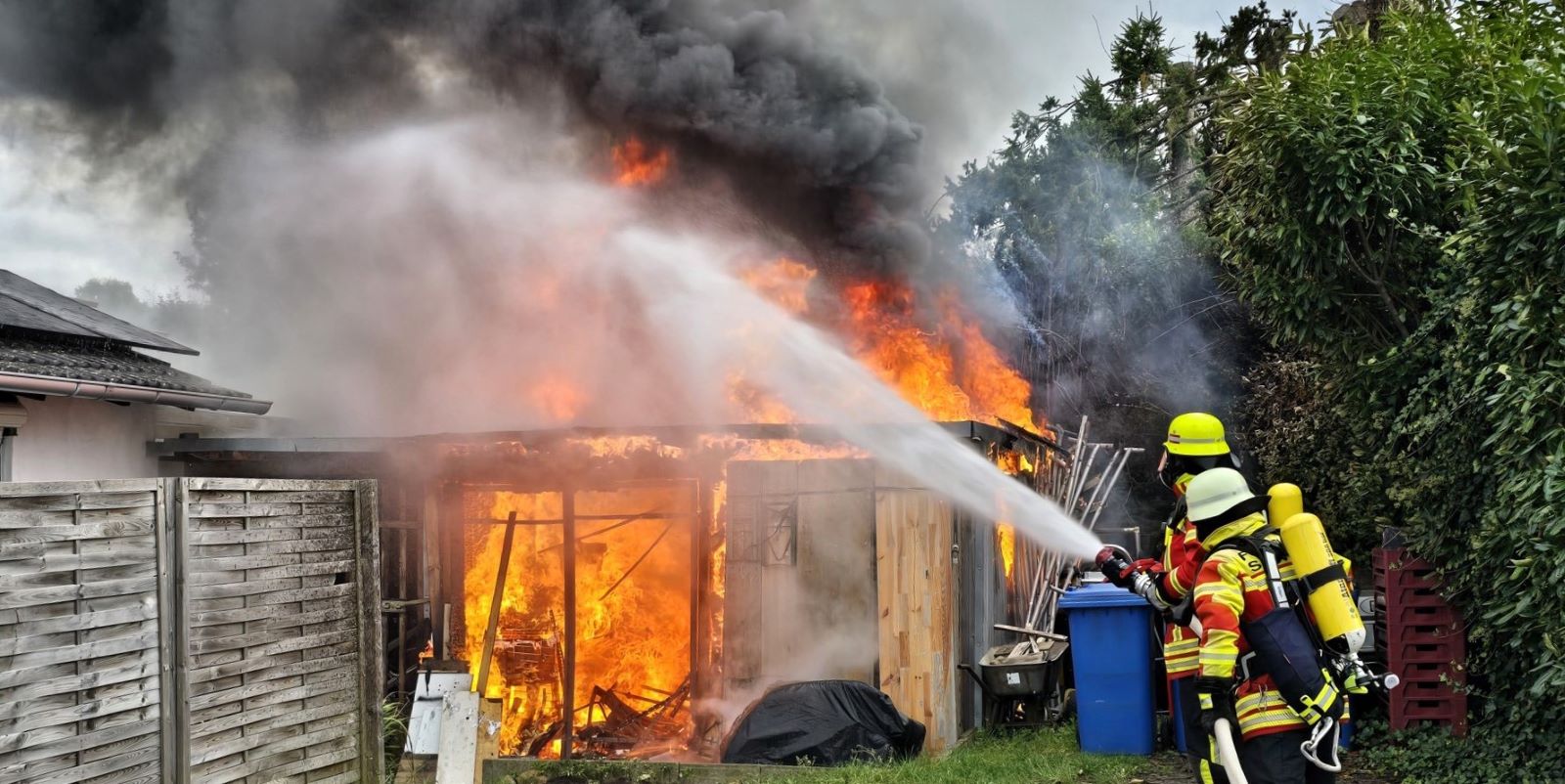 Schuppenbrand in Maschen: Feuerwehr verhindert Übergreifen auf Wohnhaus