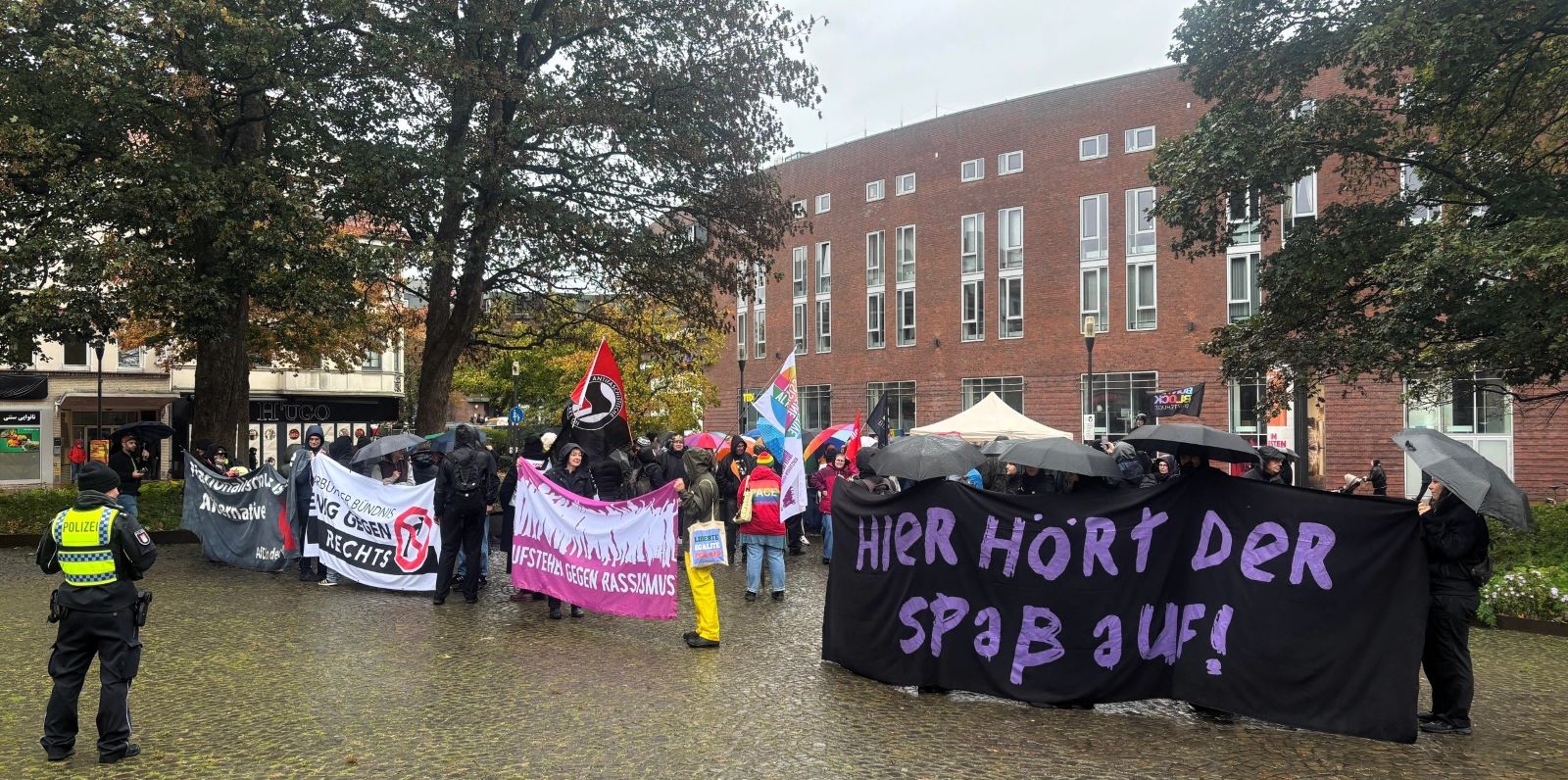 Über 150 Menschen protestieren in Harburg gegen rechte Kundgebung