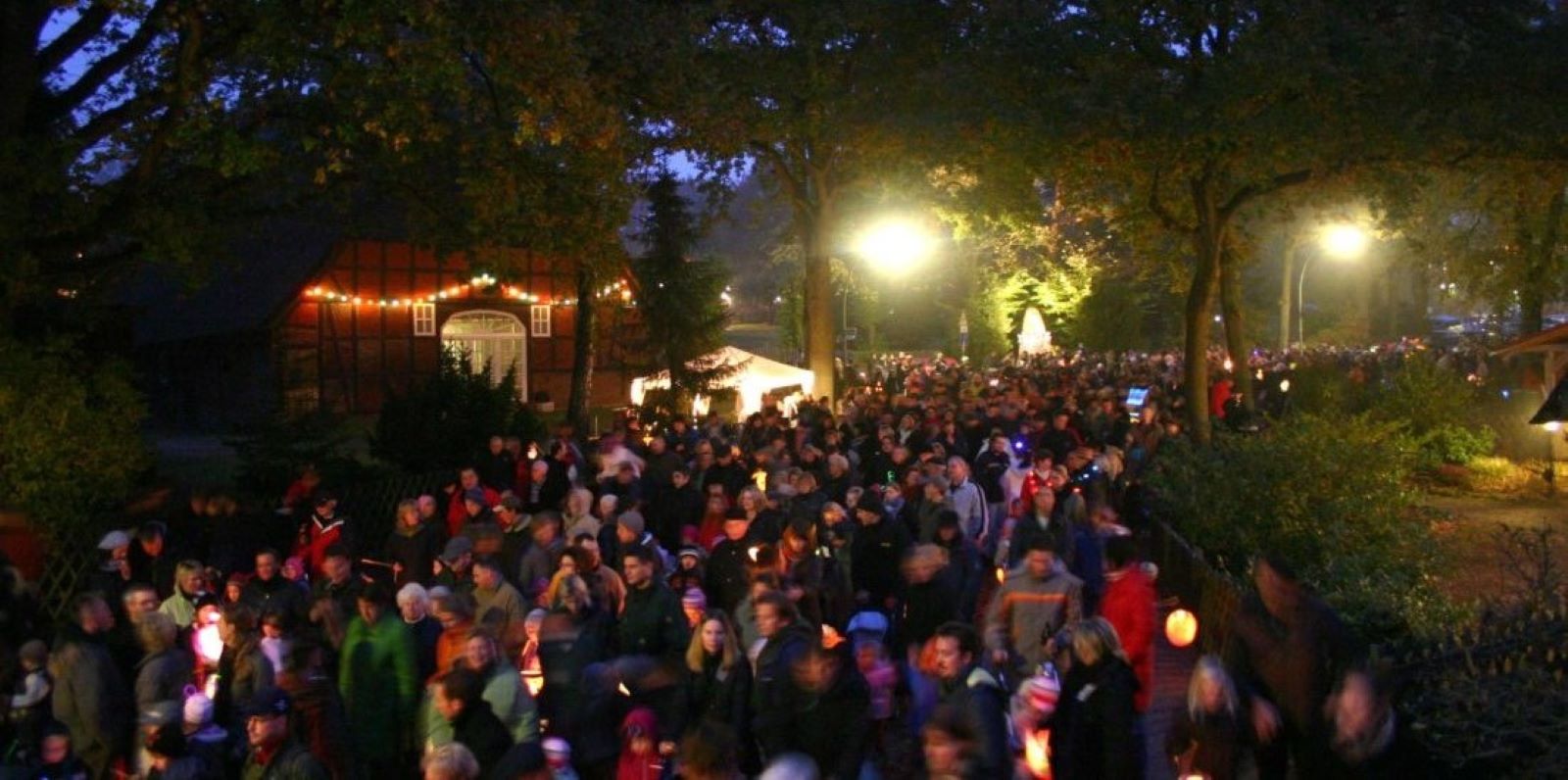 Sonnabend Abend: Großer Laternenumzug verwandelte Marmstorf in Märchenland