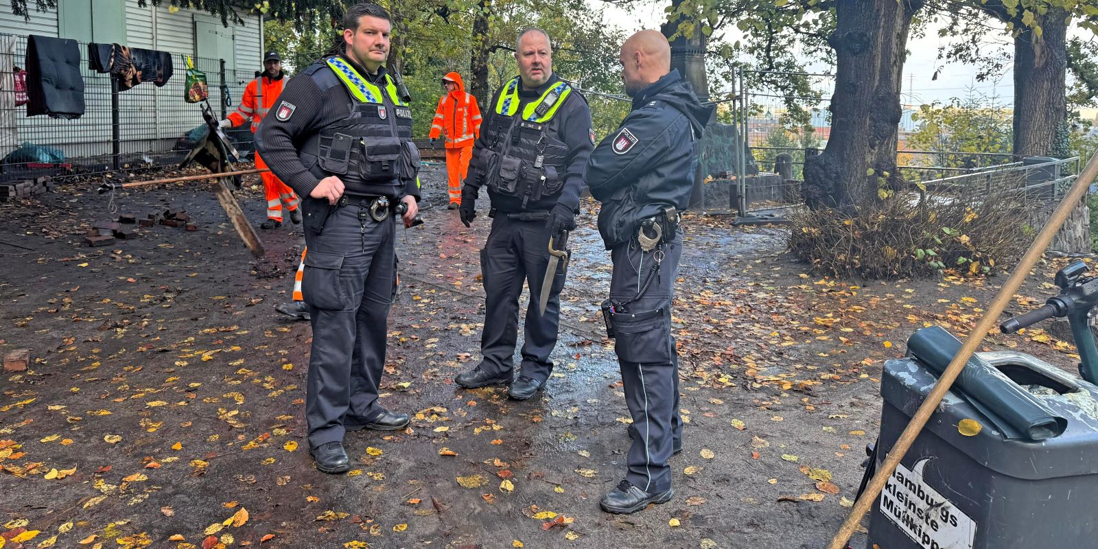 Polizei räumt Drogen-Camp am „Abrigado“: Kurzschwert gefunden