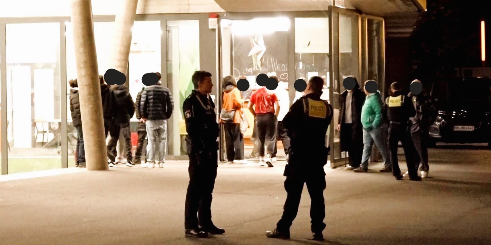 Jugendliche werden in Wilhelmsburg kontrolliert. Foto: Lenthe-Medien