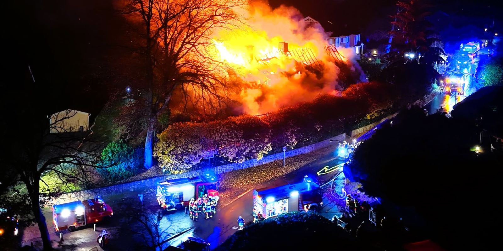 Aus der Luft wird das Ausmaß des Flammen-Infernos von Emmelndorf deutlich. Foto: Lenthe-Medien