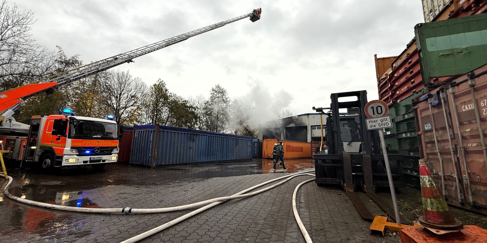 Großeinsatz in Wilhelmsburg: Feuer in einer Lagerhalle mit Gasflaschen